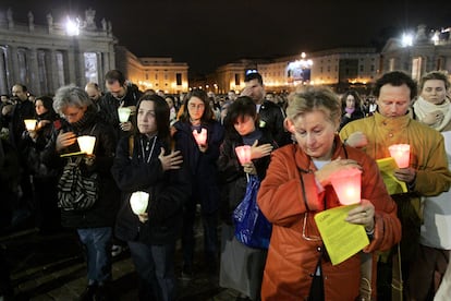 Fieles rezan por la salud del Papa, en una vigilia celebrada este lunes por la noche en San Pedro del Vaticano.