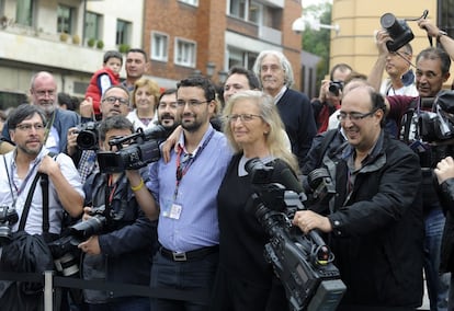 Llegada de Annie Leibovitz, premio de Comunicación y Humanidades, que, contradiciendo su fama de mal carácter, ha tenido el detalle de retratarse con los fotógrafos de prensa.