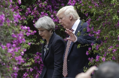 El presidente estadounidense Donald Trump conversa con la primera ministra británica Theresa May durante la reunión del G7 en Taormina.