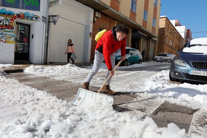 Una persona retira la nieve de una calle en Soria, este sábado. 