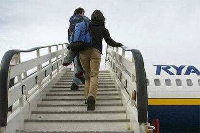 Más de 17 millones de pasajeros viajaron en 2004 con las aerolíneas de bajo coste en los aeropuertos españoles, según AENA. En la fotografía, un avión de Ryanair en las pistas de Charleroi (Bélgica).