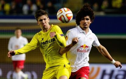 El argentino del Villarreal Vietto pelea un balón con Ramalho.