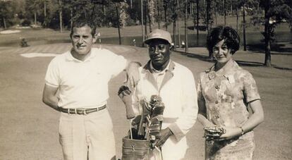 Ramón Sota, con su caddie y con su mujer, en Augusta.