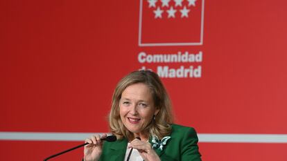 La vicepresidenta primera del Gobierno y ministra de Asuntos Económicos y Transformación Digital, Nadia Calviño, durante la rueda de prensa posterior a la reunión que ha mantenido con la presidenta de la Comunidad de Madrid, Isabel Díaz Ayuso sobre el reparto de los fondos europeos, el miércoles 28 de octubre de 2022 en Madrid.