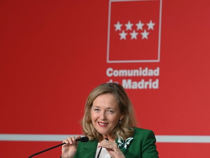 La vicepresidenta primera del Gobierno y ministra de Asuntos Económicos y Transformación Digital, Nadia Calviño, durante la rueda de prensa posterior a la reunión que ha mantenido con la presidenta de la Comunidad de Madrid, Isabel Díaz Ayuso sobre el reparto de los fondos europeos, el miércoles 28 de octubre de 2022 en Madrid.