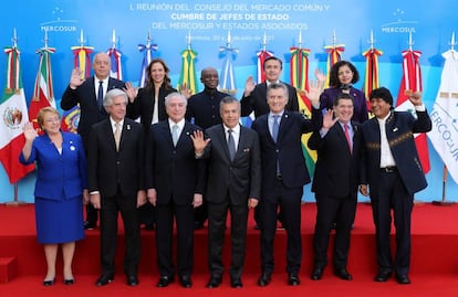 Foto de familia de los presidentes de Mercosur y las delegaciones diplom&aacute;ticas invitadas. 