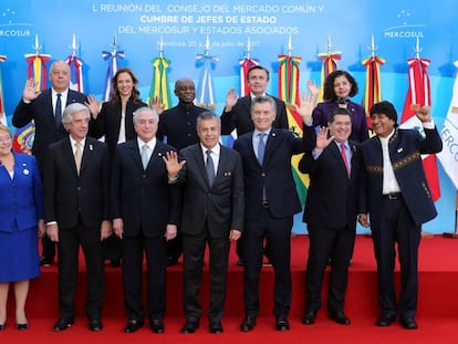 Foto de familia de los presidentes de Mercosur y las delegaciones diplom&aacute;ticas invitadas. 