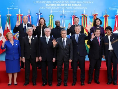 Foto de familia de los presidentes de Mercosur y las delegaciones diplom&aacute;ticas invitadas. 