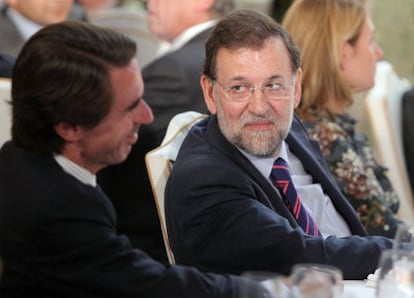 José María Aznar y Mariano Rajoy durante la entrega del premio internacional La Puerta del Recuerdo, el pasado mes de octubre