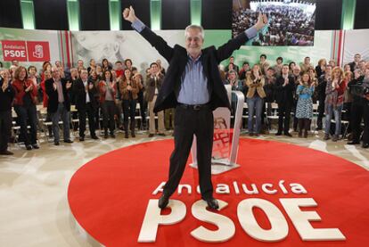 José Antonio Griñán saluda tras ser designado por el comité director del PSOE candidato a la Junta en las elecciones de marzo.