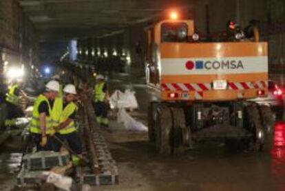 Varios operarios trabajan en las obras de la L9 del Metro de Barcelona.