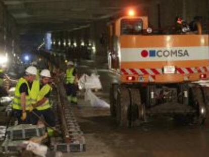 Varios operarios trabajan en las obras de la L9 del Metro de Barcelona.