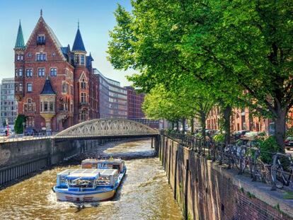 Crucero por los canales de Speicherblock, el antiguo complejo portuario de almacenes ladrillo rojo de Hamburgo, declarado patrimonio mundial.