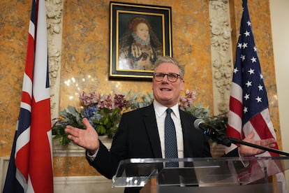 El primer ministro britnico, Keir Starmer, durante una intervencin ante los periodistas antes de viajar a Washington.