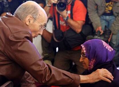 El Premio Nobel de Literatura, José Saramago, ha visitado este martes a la activista Aminatou Haidar en el aeropuerto de Lanzarote.