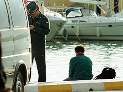 El marido de la escaladora fallecida, ayer en el puerto de Campomanes, mientras esperaba que llegase la juez para levantar el cadáver.