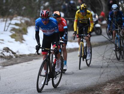 Pogačar ataca en el monte Carpegna por delante de Landa, Vingegaard y Enric Mas.