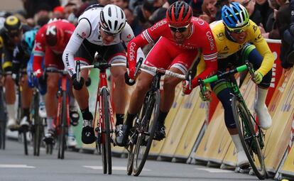 Nacer Bouhanni, de rojo, cierra ilegalmente a Matthews.
