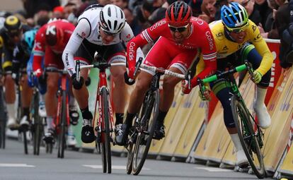 Nacer Bouhanni, de rojo, cierra ilegalmente a Matthews. 