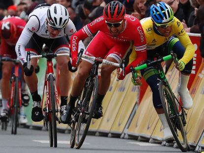 Nacer Bouhanni, de rojo, cierra ilegalmente a Matthews. 