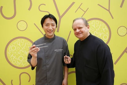 Joël Robuchon (derecha) junto al chef Takeo Yamazak en el restaurante Yoshi de Monte Carlo (Mónaco).
