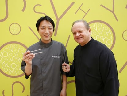 Jo&euml;l Robuchon (derecha) junto al chef Takeo Yamazak en el restaurante Yoshi de Monte Carlo (M&oacute;naco).
