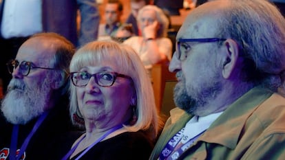 Desde la izquierda, Alejandro Álvarez Borja, Elena Martínez, y José Morata, durante la celebración del 9º Congreso de AUGC en Toledo, en mayo de 2024, en una imagen incluida en el libro 'Guardias Civiles, 30 años de lucha por sus derechos'.