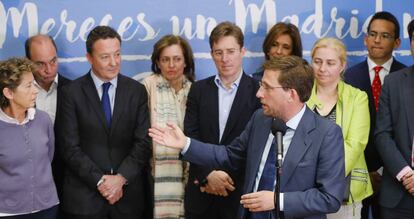 El portavoz del PP, Jos&eacute; Luis Mart&iacute;nez-Almeida, con otros concejales del grupo. 