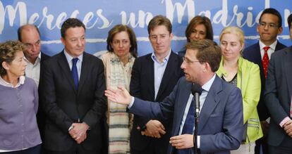 El portavoz del PP, José Luis Martínez-Almeida, con otros concejales del grupo.