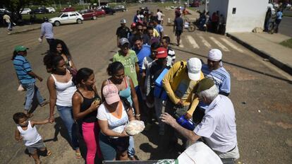  Brasileiro distribui pães a refugiados venezuelanos.