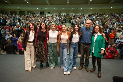 Yolanda Díaz (tercera por la izquierda), durante el primer acto de Sumar en Andalucía, este domingo en Sevilla. 