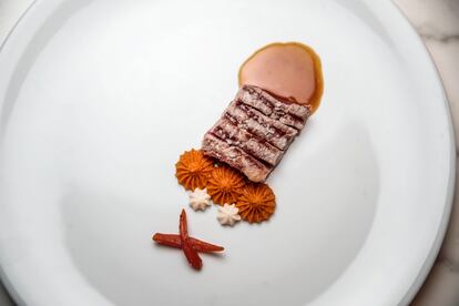 Ternera de Valdemorillo, con escabeche de zanahoria, manzana, emulsión de humo de encina y su demiglacé.