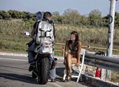 Una prostituta conversa con un cliente en la autovía de Castelldefels.