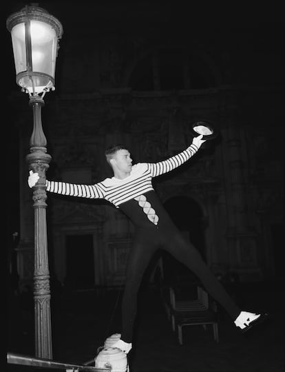 Gleb Abrosimov posa para ICON en las 
calles de Venecia luciendo prendas de Jean Paul Gaultier.