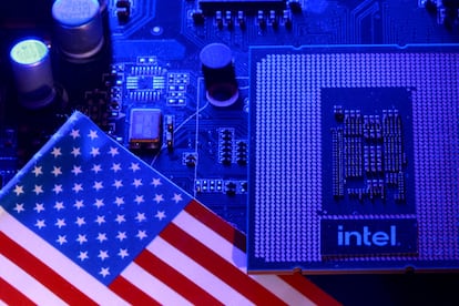Un chip de Intel junto a una bandera de EE UU. 