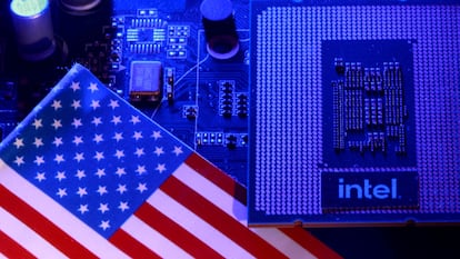 Un chip de Intel junto a una bandera de EE UU.