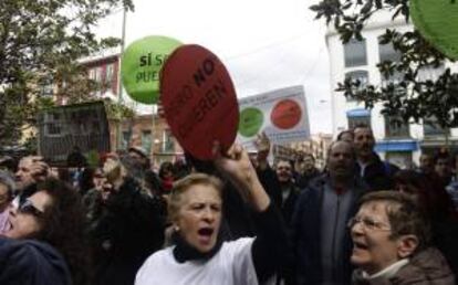 Miembros de la Plataforma de Afectados por la Hipoteca (PAH), con carteles con leyendas como "si se puede""pero no quieren". EFE/Archivo