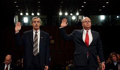 El ex director del FBI Thomas Pickard (izquierda) y el ex responsable de la CIA Cofer Black, ayer en Washington.