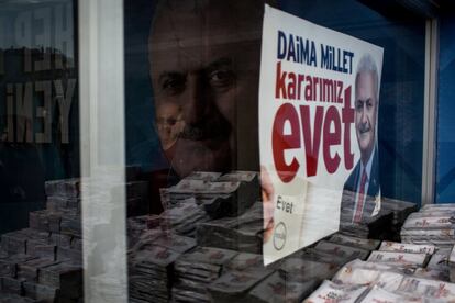 Un hombre es visto en una oficina de campaña por el 'Evet' (Sí) en Konya (Turquía) el 1 de abril de 2017.