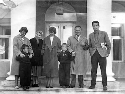 Jorge Semprún, a la derecha, y Santiago Carrillo, junto a sus familias en 1960 en la costa del Mar Negro.