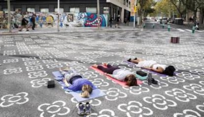 Veïnes del Poblenou fan ioga en una de les interseccions de la superilla.