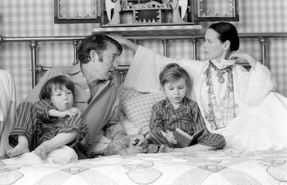 Wyatt Emory Cooper y Gloria Vanderbilt con sus hijos Carter y Anderson Cooper, en marzo de 1972 en su casa de Southampton (Nueva York).
