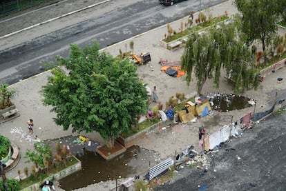 Vista de um pequeno grupo na rua. 

