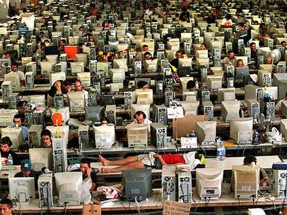 Un grupo de cibernautas en el Campus Party de Valencia en el año 2003.