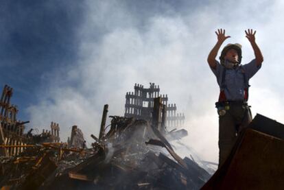 <i>102 minutos que cambiaron América</i> recoge las tareas de rescate de los bomberos tras el atentado contra las Torres Gemelas.