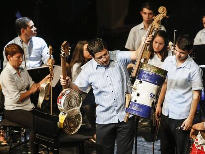La orquesta de jóvenes músicos con instrumentos reciclados, en el Teatro Real.