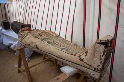 Uno de los ataúdes descubiertos por Zahi Hawass y su equipo en Saqqara.