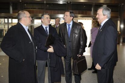 De izquierda a derecha, los diputados generales de Gipuzkoa, Martin Garitano; Álava, Javier de Andrés; Bizkaia, José Luis Bilbao, y el consejero de Economía, Carlos Aguirre.