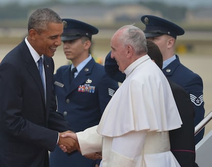 El presidente de EE UU, Barack Obama, y el Papa se saludaron con un largo apretón de manos a la llegada de Bergoglio a Estados Unidos, el 22 de septiembre de 2015.
