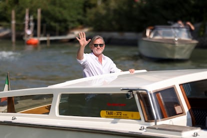 Daniel Craig saluda a su llegada al festival de cine de Venecia.